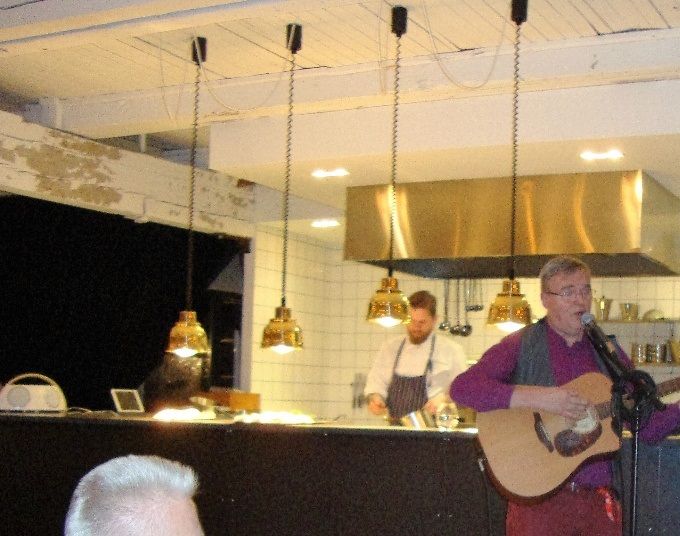 Rune Blidh underhöll med sång och anekdoter.
