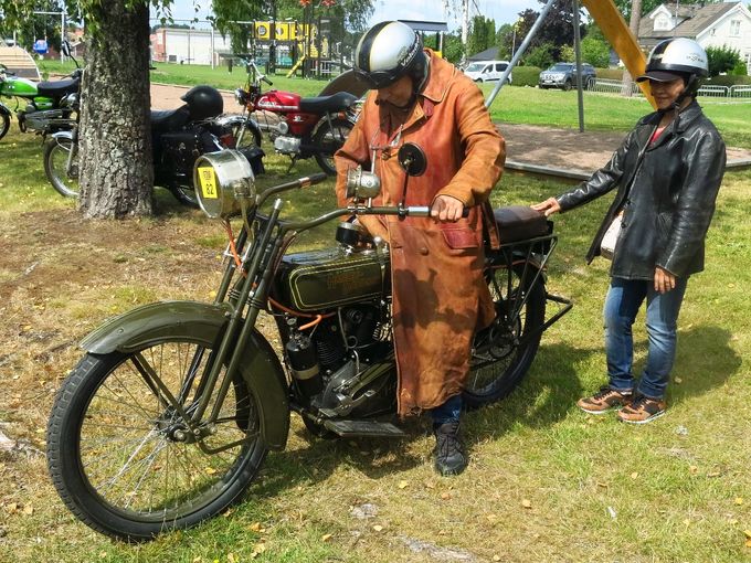     John Högsund som alltid närvarande med sin Harley-Davidson från 1921.

