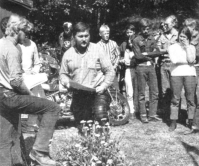 Domarna på tävlingen bedömer de utställda cyklarna. Höger om framhjulet i bildens mitt till vänster ser man Ola Björn med armarna i kors, därbak skymtar Anders Bark, så är det jag och kalufsen på Björn Tomtlund. Han står skymd av Anette, som åkte med mig sommaren 1969.