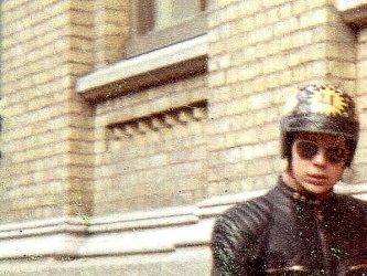 Utanför Tingvallagymnasiet där jag möjligen borde lagt ner mer energi än på motorcykeln.