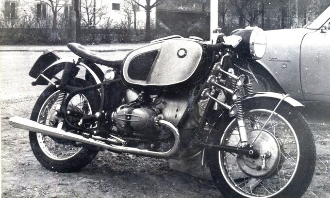 Sommaren 1969. Hoske-megafoner har tillkommit, likaså Fiamm signalhorn med kompressor under dynan. Förstärkta stötdämpare. Alla synliga skruvförband och smådelar kromade.