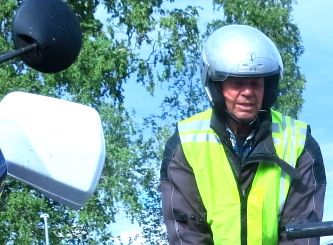 Ulf Johansson kom denna gång åkande på en väl inkörd BSA.