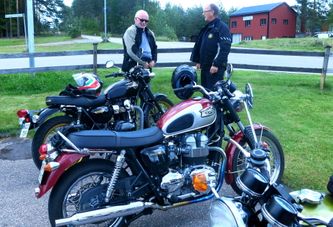 Tommy Grund kom denna gång på en Triumph.