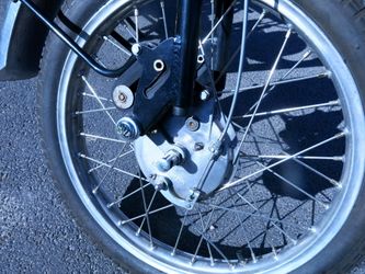 För att spara vikt fanns bottenlänksfjädring med gummiamortisörer På Husqvarna Guldpilen och Silverpilen.