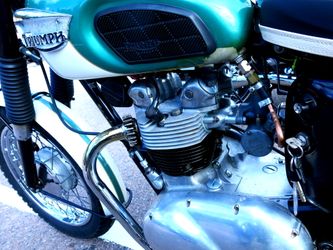 Triumph Tiger 100 har 500 cc motor och enkelförgasare.